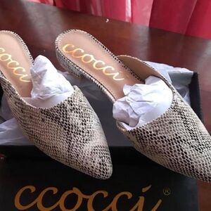 CCOCCI Women's Textured Snakeskin Mules